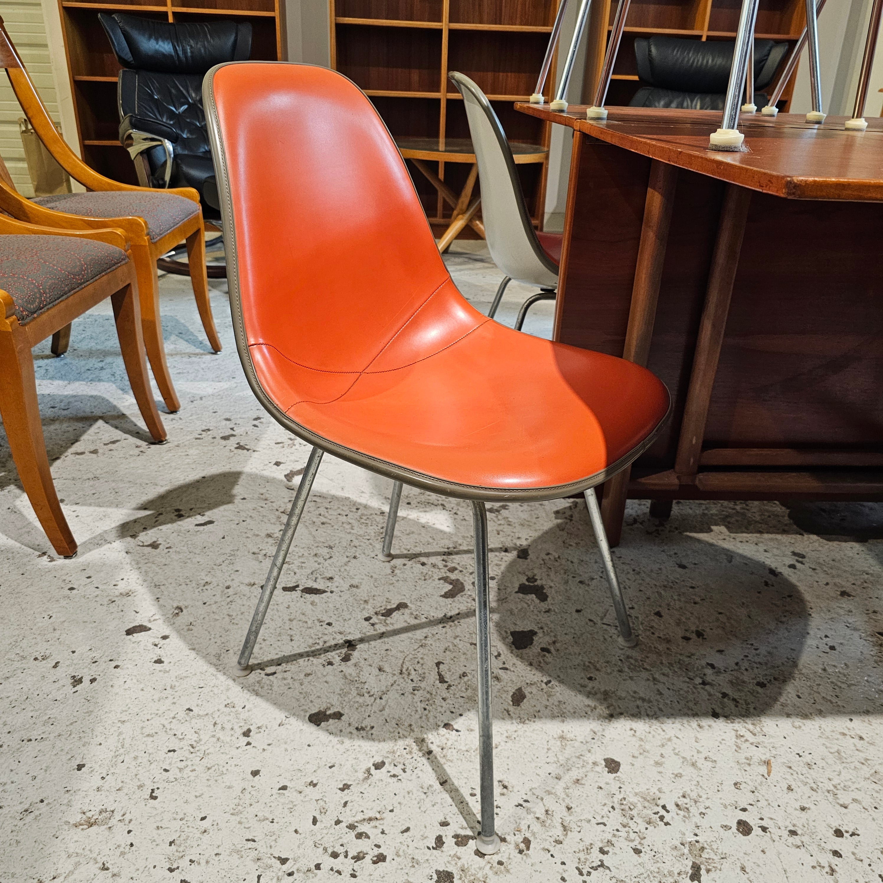 椅子 Herman Miller Eames Shell Chair Herman Miller Eames Shell Chair - Orange – findfurnish