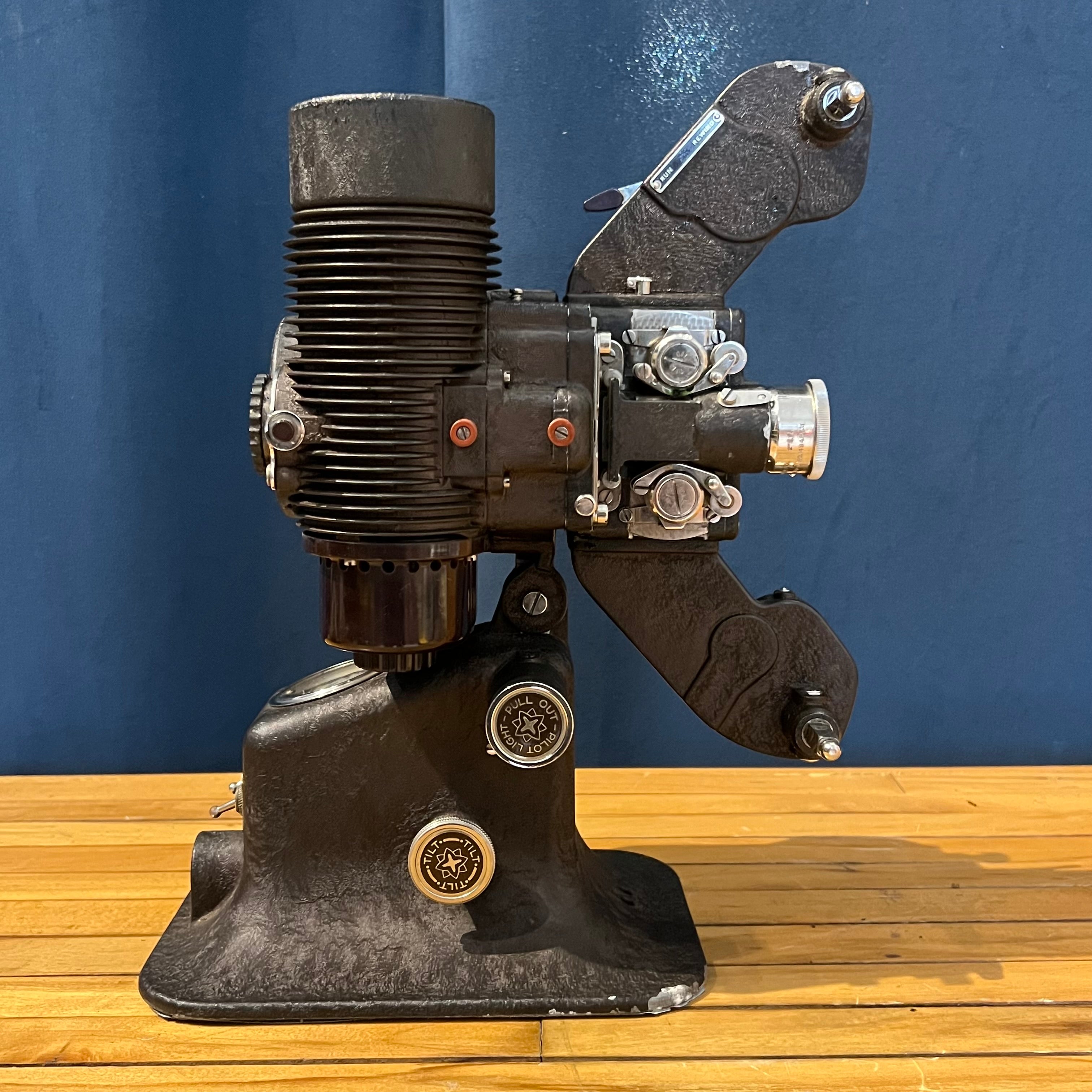 Bell & Howell Filmo 57 16mm Projector w/Case – findfurnish
