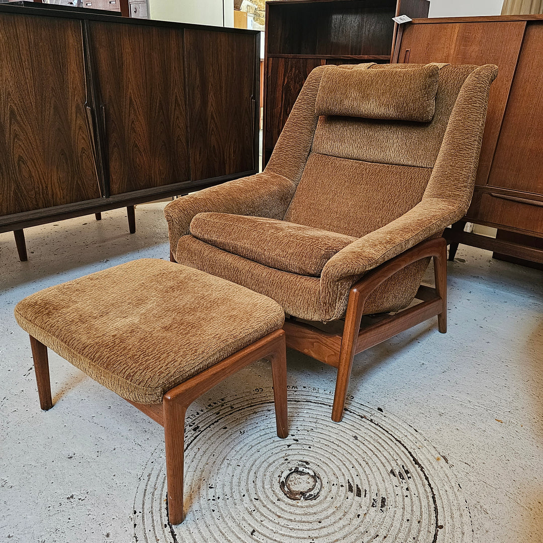 Dux Lounge Chair and Ottomon